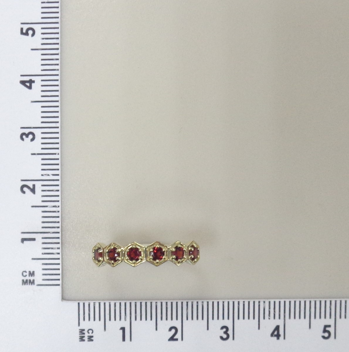 Кольцо из желтого золота с гранатами